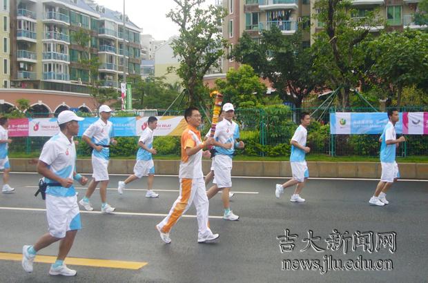 威尼斯学子张利夫(中)担任第26届大运会火炬手